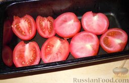 Помидоры запеченые по-провансальски: 2. Вымыть помидоры, вырезать плодоножку, разрезать на две половины. Сверху на срезе выложить начинку.