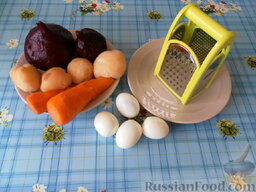 Салат "Сельдь под шубой": Все овощи и яйца нужно будет натирать на крупной терке по мере выкладывания слоев.