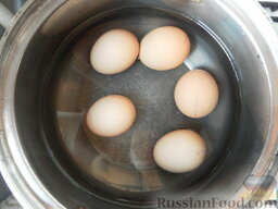 Салат "Сельдь под шубой": Варим яйца вкрутую (около 10 минут).