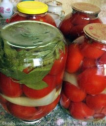 Консервация. Вкусные помидорчики: Залить банки кипящей водой. Дать постоять 10 минут. Воду из банок слить в емкость, добавить воды из расчета 1/4 стакана на банку. Добавить соль и сахар. Закипятить рассол.  Залить банки рассолом до половины. В каждую банку влить 2 ст. л. уксуса и бросить таблетку аспирина. Заполнить банки рассолом доверху.  Закатать и перевернуть банки до остывания.