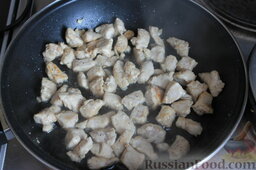 Салат "Второе" с курицей и стручковой фасолью: Грудку порезать кубиками, обжарить на небольшом количестве масла.