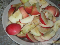 Яблочный пирог: У моих яблок очень тонкая шкурка, поэтому их чистить не надо. Режем крупными кусочками без серединок. Толстошкурые яблоки очищаем от кожицы.