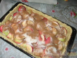 Яблочный пирог: Сверху раскладываем яблоки, посыпаем их сахаром и корицей.