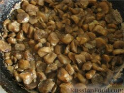 Картофельная запеканка с грибами постная: Как приготовить картофельную запеканку с грибами:  Чистим картофель, моем. Ставим варить. За это время грибы моем, режем. Лук чистим, моем и мелко нарезаем. Грибы с луком обжариваем на растительном масле.