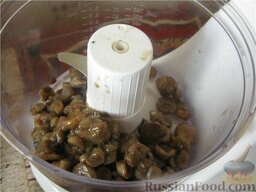 Картофельная запеканка с грибами постная: Грибы остужаем, измельчаем в мясорубке. Солим, перчим. Включаем духовку. Пусть греется.