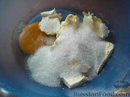 Печенье "Земелах": Масло комнатной температуры смешиваем с яйцом и солью и сахаром.