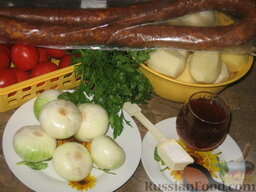 Картофель по-португальски: Помидоры режем дольками, измельчаем лук полукольцами и мелко режем петрушку. Картофель чистим и крупно режем (на 4 части вдоль).