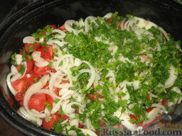 Картофель по-португальски: Выкладываем помидоры с луком и петрушкой в глубокий противень или другую посуду, в которой будем запекать.