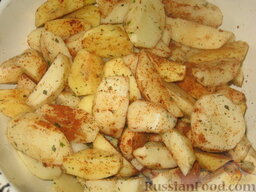 Картофель по-португальски: Смешиваем картофель с солью, паприкой и травами. Выкладываем сверху помидоров с луком.
