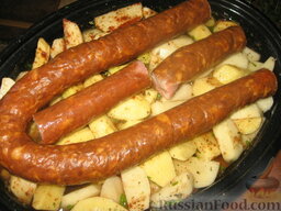 Картофель по-португальски: колбасу и поставим в духовку на два часа при температуре 200 градусов. Крышкой не накрывать!