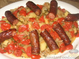 Картофель по-португальски: Но лучше забрать сосиски или колбасу и перевернуть противень на блюдо так, чтобы овощи снизу оказались наверху. Колбасу порезать крупными кусками.