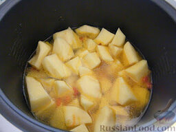 Тефтели в мультиварке: Чистим картошку, режем крупными дольками, отправляем к зажарке, солим, перчим, приправляем по вкусу и заливаем водой. Закрываем крышку, пусть готовится.