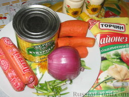 Салат с овощами и сосисками: Всех продуктов должно быть приблизительно одинаковое количество.  Салат можно украсить колечками зеленого лука. Я использовала ростки проросшего чеснока.
