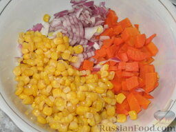 Салат с овощами и сосисками: Лук и морковь режем мелкими кубиками. Добавляем кукурузу. Солим и перчим.