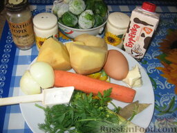 Суп с брюссельской капустой и сливками: Пока варится  бульон, приготовим овощи. Картофель порежем небольшими брусочками. Морковь и лук-порей – соломкой. Репчатый лук мелко порежем. Капусту разрежем пополам.  Потушим лук, лук-порей и морковь на разогретом масле.