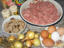 Обыкновенные зразы с сухарями и яйцами: 3 яйца отварим. В фарш добавим 1 сырое яйцо, давленный чеснок, посолим его и поперчим,  хорошо вымешаем и отобьем.