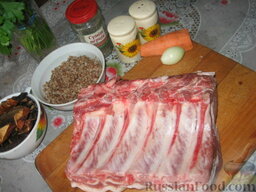 Свинина, фаршированная гречкой и грибами: Как приготовить свинину фаршированную:  С луком и морковью жарим на масле грибы (предварительно замоченные и порезанные).