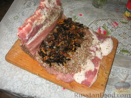 Свинина, фаршированная гречкой и грибами: На мясо выкладываем гречку, потом грибы (можно смешать их вместе).