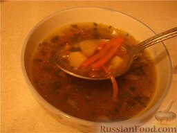 Суп с чечевицей постный: Наливаю в тарелку суп из чечевицы, посыпаю свежей зеленью. Приятного аппетита!
