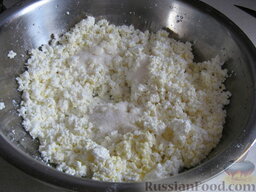 Ленивые вареники из творога: Добавить яйца, сахар (по желанию), растопленное сливочное масло, соль и все это хорошо перемешать.