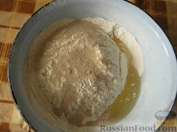 Пирожки жареные постные: Как сделать жареные пирожки с картошкой:  Готовлю тесто для жареных пирожков. Просеиваю муку. Туда добавляю все ингредиенты, добавляю 2 стакана обязательно теплой воды.