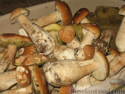 Маринованные белые грибы: Как мариновать белый гриб:    Дома отсортируем боровики от других собранных грибов.