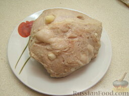 Буженина по-одесски: Свиное яблоко шпигуем чесноком (делаем ножом надрезы и в эти надрезы вставляем чеснок), натираем солью и оставляем на сутки в холодильнике.