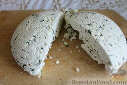 Домашний сыр с зеленью и чесноком: Готовый домашний сыр.