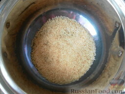 Фаршированный болгарский перец: Как приготовить фаршированный перец:    Рис (я использую длиннозерный), засыпаем в кастрюльку, заливаем холодной водой и ставим на огонь.