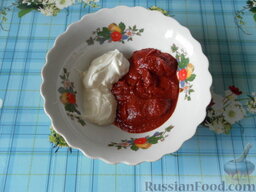 Фаршированный болгарский перец: Готовим соус, в котором будут тушиться наши фаршированные перцы:  сметану, томатную пасту, соль и воду смешиваем в одной посуде.