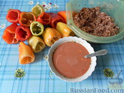 Фаршированный болгарский перец: Начиняем подготовленные перцы.