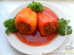 Фаршированный болгарский перец: Подаем фаршированные болгарские перцы в горячем виде с подливой, как основное блюдо, или с гарниром.  Приятного аппетита!