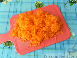 Фаршированный болгарский перец: Морковь натираем на мелкой терке.