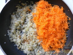 Фаршированный болгарский перец: Добавляем к нему мелко натертую морковь.