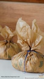 Спагетти с грибами в мешочках: Собрать пергамент мешочком и хорошо завязать ниткой - так, чтобы не осталось дырочек.    Поставить спагетти с грибами в разогретую до 200 градусов духовку на 10 минут.