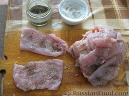 Куриные биточки с картошкой: Куриную грудинку вымыть и нарезать на порции. Отбить, посолить и поперчить.