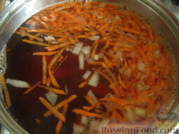 Красный борщ постный: В кипящую воду кидаем свеклу, морковь, лук и картофель. Солим по вкусу.