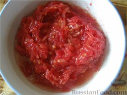 Красный борщ постный: Натираем на терке свежие помидоры. Скоро пригодятся.
