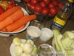 Консервированный салат с рисом: Как приготовить салат консервированный с рисом:    Овощи моем, лук и морковь чистим, перец освобождаем от семян, у помидор удаляем плодоножки.Молодые кабачки не чистим, а более зрелые очищаем от шкурки и семян.