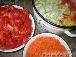 Консервированный салат с рисом: Лук режем четвертькольцами, морковь трем на крупную терку,кабачки режем кубиками, перец режем полосками, а помидоры дольками.