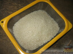 Консервированный салат с рисом: Промываем рис.