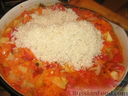 Консервированный салат с рисом: Добавляем рис к овощам, мешаем и тушим еще 30 минут.