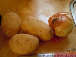 Картофельная запеканка с белыми грибами (Tiella di patate e funghi): Разогреть духовку до 200 градусов по Цельсию.  Картофель очистить и нарезать кружочками, грибы почистить и нарезать, лук нарезать кольцами.