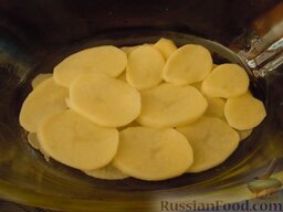 Картофельная запеканка с белыми грибами (Tiella di patate e funghi): Смазать форму oливковым маслом. Уложить в форму слоями картофель, грибы и лук.