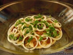 Картофельная запеканка с белыми грибами (Tiella di patate e funghi): Каждый слой немного сбрызнуть оливковым маслом, присыпать петрушкой, посолить и поперчить.