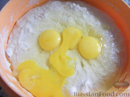 Блины: По рецепту нужно вбивать яйца по одному и взбивать миксером. Я вбила все яйца сразу + растительное масло.