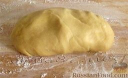 Домашняя лапша: Как приготовить тесто для лапши.  Из яиц и муки замесить очень крутое тесто. Положить тесто на 1 час в полиэтиленовый пакет для того, чтобы тесто стало более эластичным.