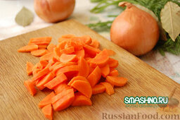 Жаркое в горшочках по-домашнему: Очищенную морковку так же нарезаем кусочками (кубиками, брусочками – как вам нравится).