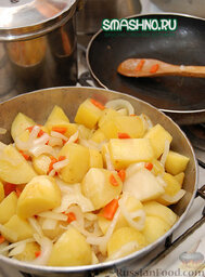 Жаркое в горшочках по-домашнему: Отдельно подрумяниваем его на небольшом количестве растительного масла. Перекладываем лук в сковороду с картошкой и морковкой, перемешиваем, солим и перчим по вкусу.