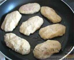 Картофельные зразы из сырой картошки с мясом: Жарить на растительном масле по 2-3 минуты с каждой стороны.